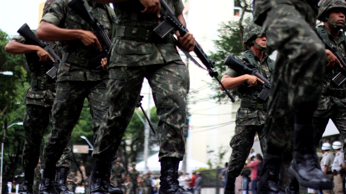Tisíce vojáků obkličují celé předměstí. Salvadorský prezident útočí na gangy